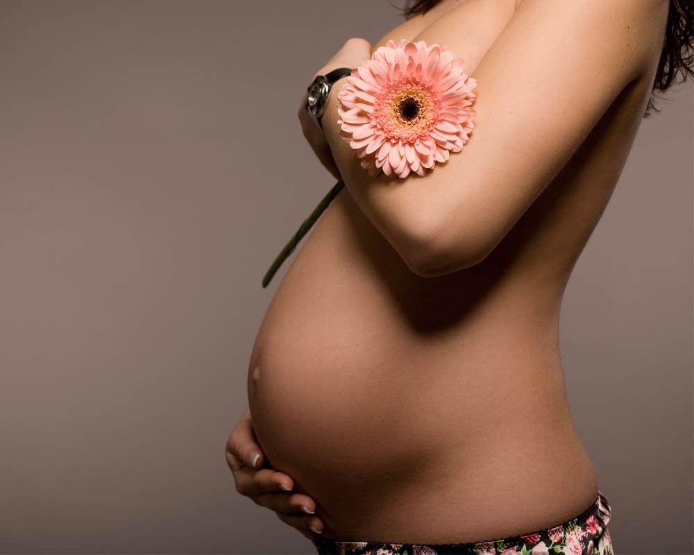 pregnant-woman-with-flower
